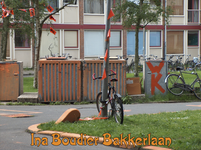 716553 Fotopaneeltje, met een afbeelding van oranjeversieringen op het studentencomplex Ina Boudier-Bakkerlaan (IBB) te ...
